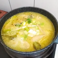 Bumbui dengab garam, gula, dan kaldu bubuk rasa ayam. Beri taburan bawang pre. Masak hingga matang.