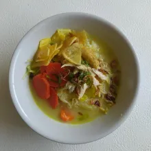 Ambil nasi lalu tata semua bahan pelengkap diatasnya dan beri suwiran dada ayam. Siram kuah soto kare nya. Sajikan.