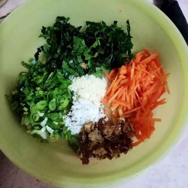 • Potong wortel seukuran korek api atau bisa juga di serut. 
• Iris tipis-tipis daun bawang, seledri dan daun pepaya Jepang. 
• Masukan semua bumbu penyedap.