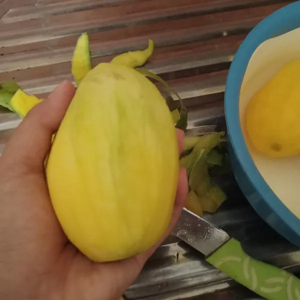 Cuci dan kupas mangga dari kulitnya