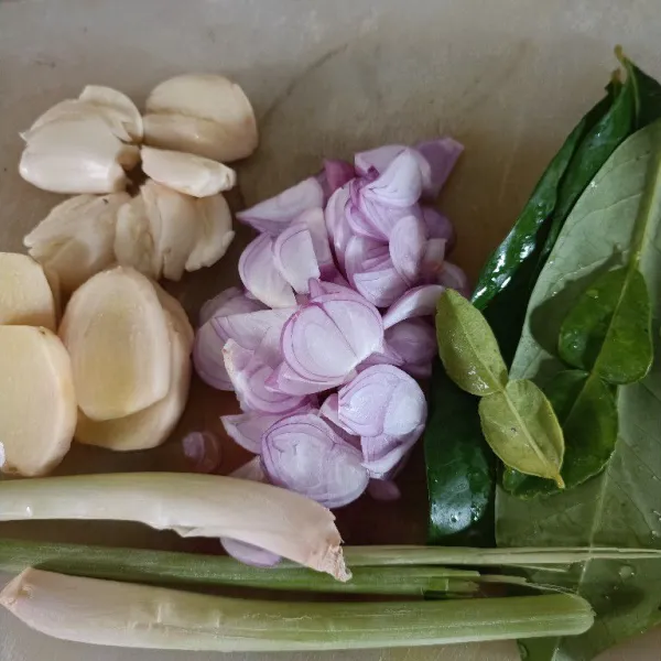 Iris bawang merah dan jahe, geprek bawang putih dan serai.