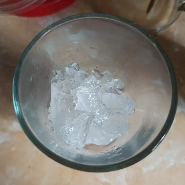 Siapkan gelas saji masukkan es batu.