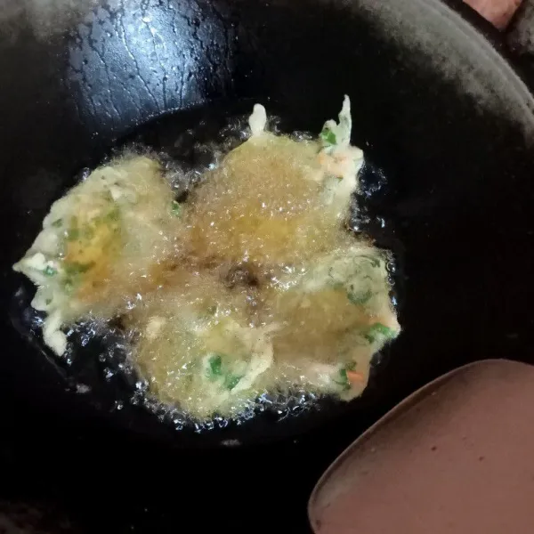 • Panaskan minyak sayur pada wajan. 
• Masukkan adonan bakwan pada minyak panas, cetak adonan sesuai yang diinginkan. 
• Gunakan api sedang kecil agar adonan tidak mudah gosong, bila sudah matang, angkat dan tiriskan lalu hidangkan.
