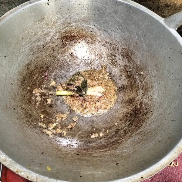 Panaskan minyak, lalu tumis bumbu bersama daun salam dan serai sampai harum. Tambahkan air