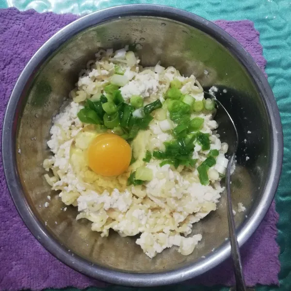 Masukkan telur dan daun bawang kemudian aduk hingga tercampur rata.