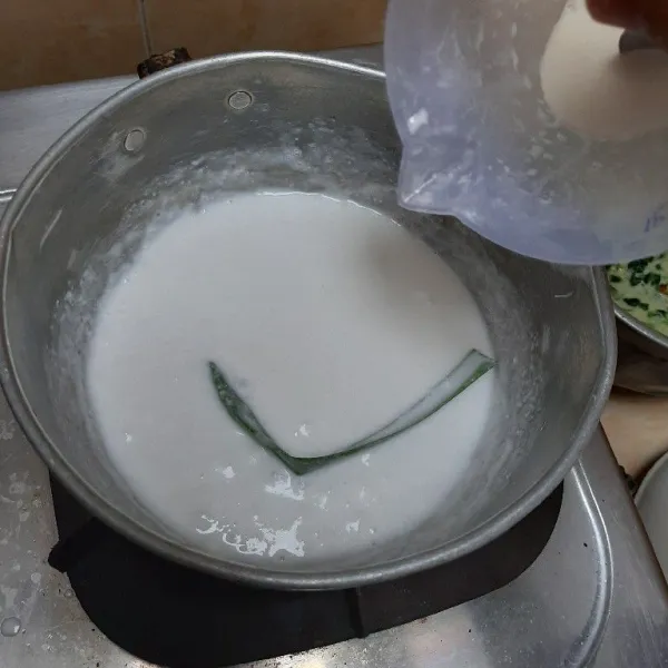 Selama menunggu, kita buat saus santan. Campur semua, aduk rata. Masak hingga matang dan kental.