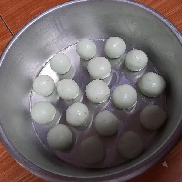 Taruh ke atas loyang yang sudah dioles minyak. Kukus kurang lebih 15 menit.
