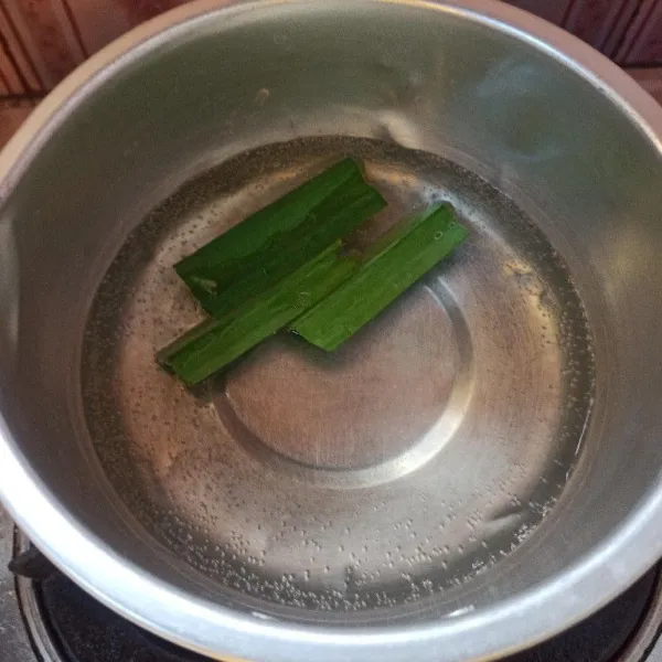Rebus air dan daun pandan sampai mendidih.