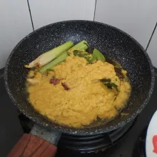 Tumis bumbu halus dan aromatik hingga harum dan tanak.