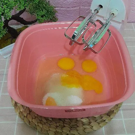 Mixer telur, gul, dan sp sampai mengembang kental.