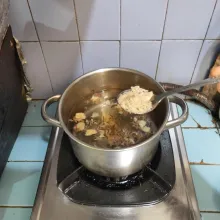 Tambahkan kaldu bubuk, garam, merica dan gula. Aduk rata. Masak hingga mendidih.