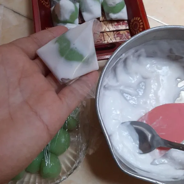 Tutup dikeempat sisi hingga menyerupai kerucut. Siap dihidangkan.