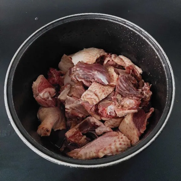 Siapkan daging mentok, potong-potong sesuai selera.
