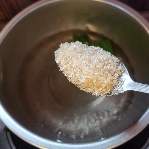 Setelah mendidih masukkan gula pasir aduk hingga larut.