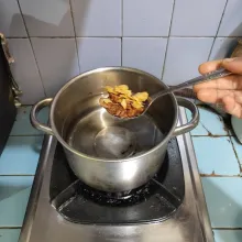 Didihkan air dalam panci, lalu masukkan bawang merah dan bawang putih goreng.