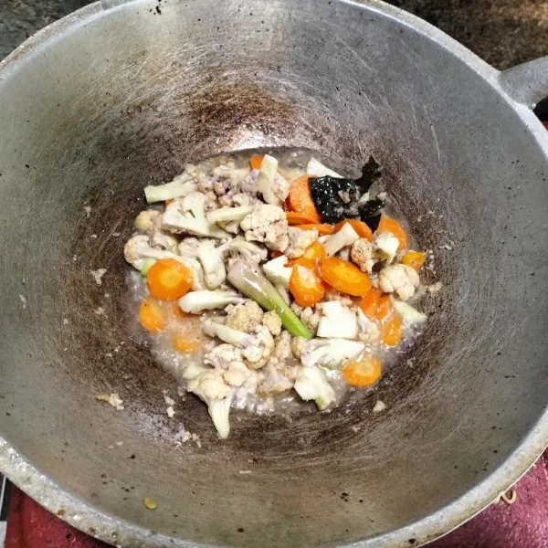 Masukkan sayuran ke dalam bumbu tadi, masak sampai empuk. Tambahkan bumbu penyedap, merica dan gula, aduk rata