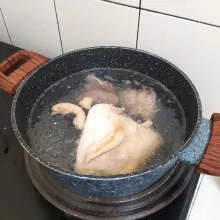 Rebus dada ayam, buang air nya lalu rebus kembali dengan 1,5 liter air.