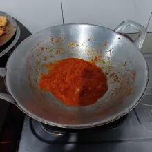 Tumis bumbu halus hingga harum.