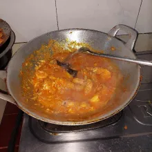 Selanjutnya masukan udang yang sudah digoreng, masak sebentar hingga air menyusut dan saos mengental, koreksi rasa dan siap disajikan.