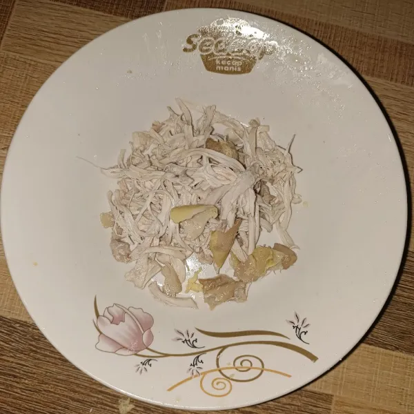 Kukus ayam sampai matang lalu suwir-suwir.