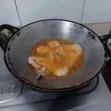 Selanjutnya panaskan minyak, lalu goreng udang ½ matang.