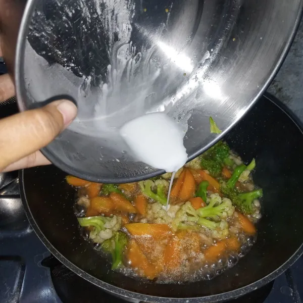 Masukkan wortel, brokoli dan kembang kol. Aduk rata. Masak sampai mendidih. Kemudian masukkan larutan maizena. Masak sampai mengental. Icip rasa. Angkat dan sajikan bersama taburan bawang putih.