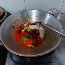 Selanjutnya masukan lengkuas, jahe, sereh yang sudah digeprek, bawang bombay, dan bumbu lainnya. Masak hingga harum.