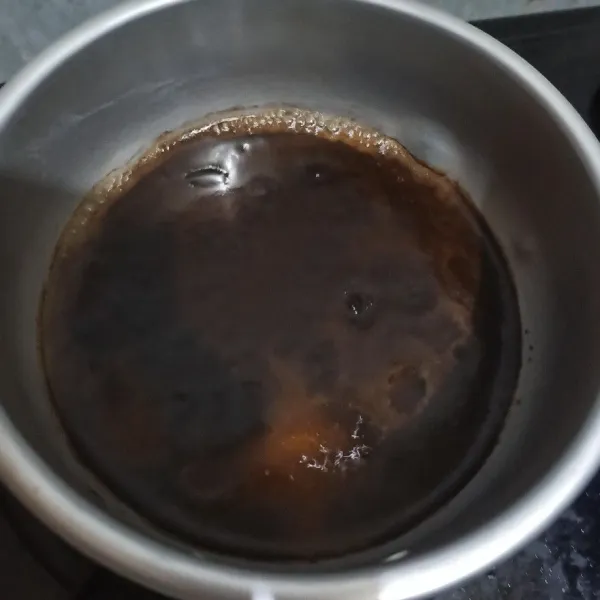 Panaskan air, ketika sudah panas masukkan kopi.