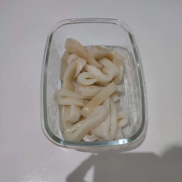 Potong cumi berbentuk ring, kemudian cuci bersih, tiriskan airnya. Lalu lumuri dengan baking soda, diamkan 30 menit. Setelah itu bilas kembali hingga bersih.