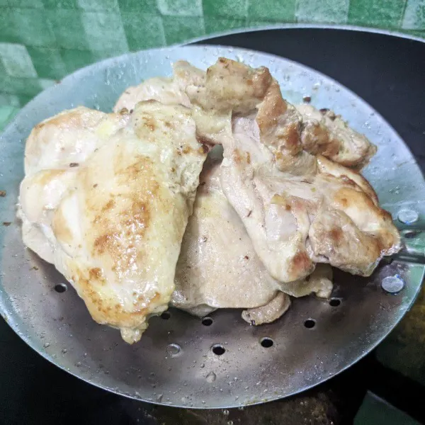 Panaskan minyak, goreng daging ayam hingga setengah matang.