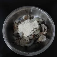 Bersihkan udang, taburi dengan merica bubuk dan garam secukupnya, aduk rata. Lalu tambahkan tepung terigu aduk-aduk hingga udang terbalut tepung.