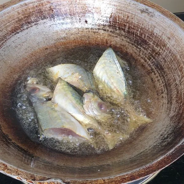 Setelah dimarinasi, goreng ikan hingga matang