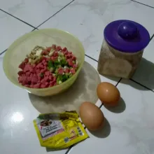 Tambahkan telur, garam, dan penyedap rasa, lalu aduk hingga merata.