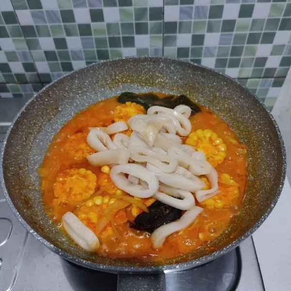 Masukkan cumi, aduk rata.