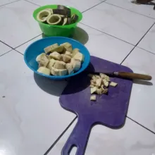 Lalu untuk bagian tengah terongnya, potong dadu-dadu sesuai selera.