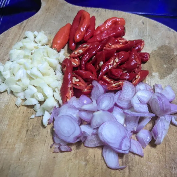 Iris bawang merah, bawang putih, dan cabai merah keriting (rawit bisa diiris jika mau).