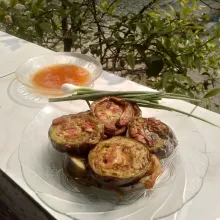 Jika dirasa sudah matang, angkat dan tiriskan, Terong Telur siap dinikmati selagi hangat bersama saus sambal.