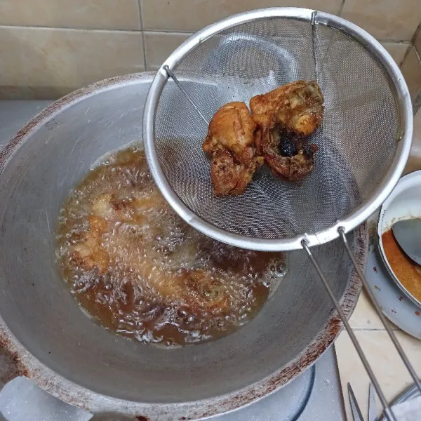 Goreng ayam sampai matan, angkat dan tiriskan. Sisihkan.