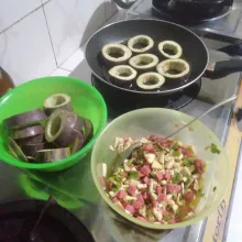 Panaskan teflon, lalu masukkan dulu terong yang berlubang, kemudian isi bagian tengahnya dengan campuran sosis dan telur tadi, isinya secukupnya saja, jangan lupa dibolak-balik hingga matang merata.