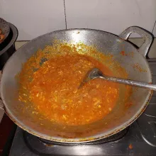 masukkan telur dan susu evaporasi, aduk hingga rata.