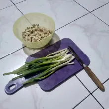 Setelah bagian dalam terong dipotong, tambahkan irisan daun bawang secukupnya.