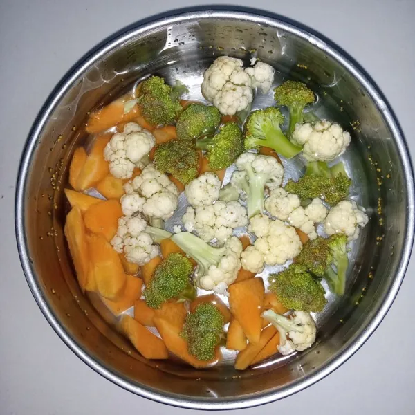 Potong-potong wortel, kembang kol dan brokoli.