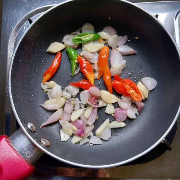 Tumis bumbu yang sudah di iris - iris