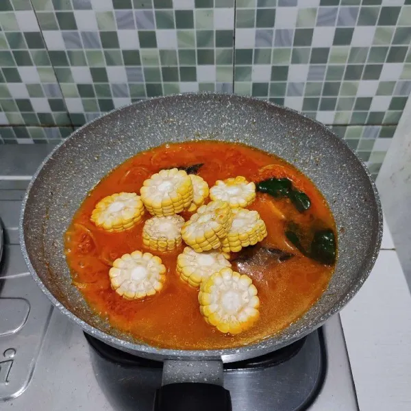 Masukkan jagung yang sudah dipotong-potong.