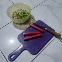 Setelah itu, tambahkan potongan sosis.