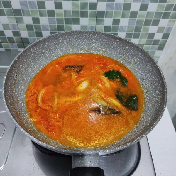 Tambahkan air secukupnya, biarkan mendidih.