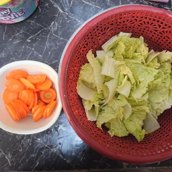 Cuci bersih wortel dan sawi, kemudian potong wortel dan sawi putih sesuai selera.