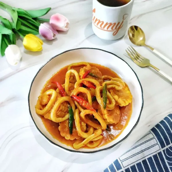 Kemudian sajikan di atas piring saji.