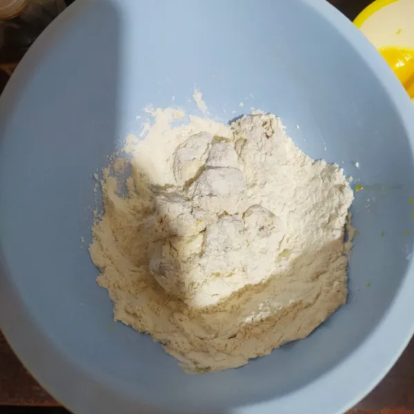 Baluri dengan tepung kering.