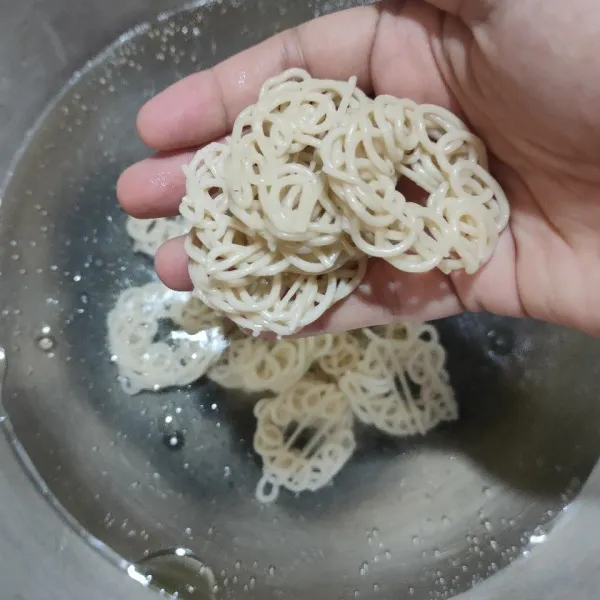 Didikan air bersama minyak goreng, masukkan kerupuk mawar.